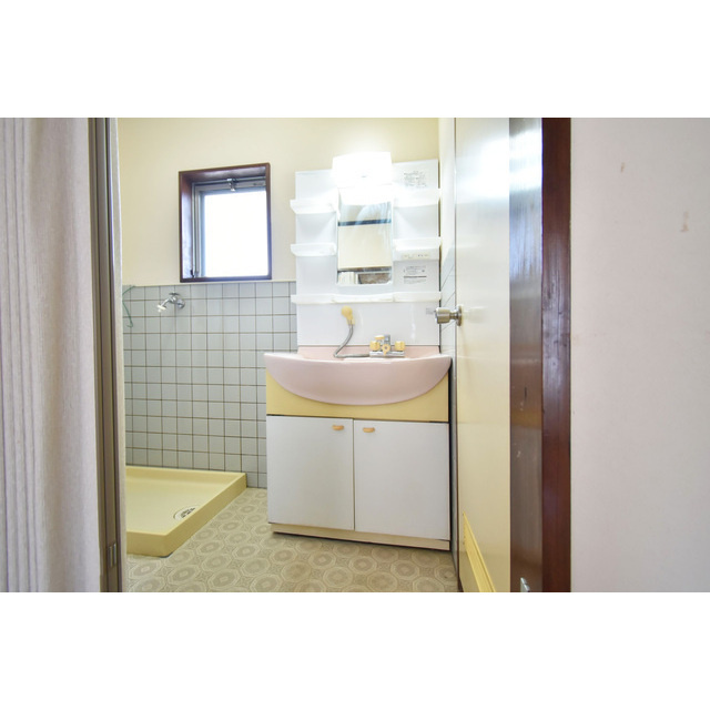 ランクレーンハイツの洗面所|明るい洗面所です