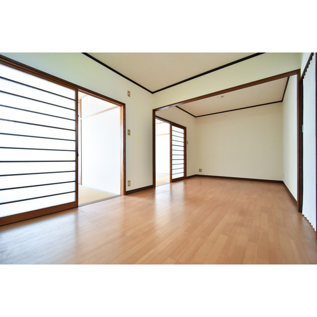 ランクレーンハイツの居間・リビング|こちらのリビングで趣味の時間をお楽しみください