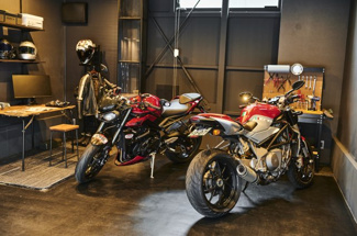 【駐車場】 | 思う存分に趣味を愉しめるガレージ、ブラックの塗装床仕上げ