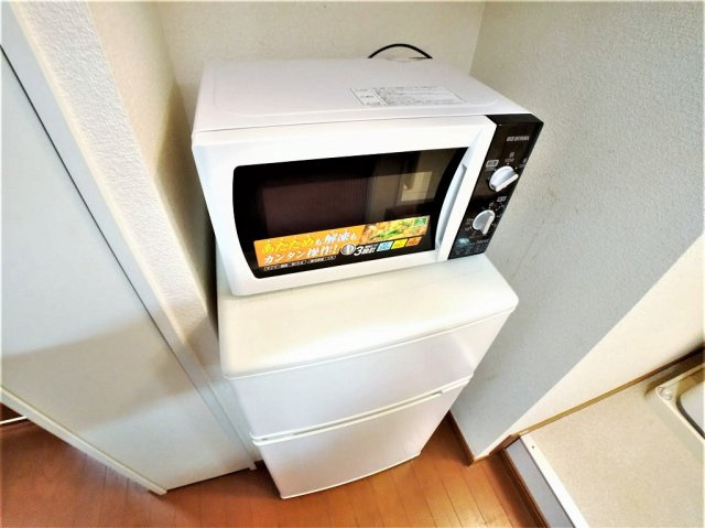 レオパレスアーバンコート東大沢の設備|レンジと冷蔵庫