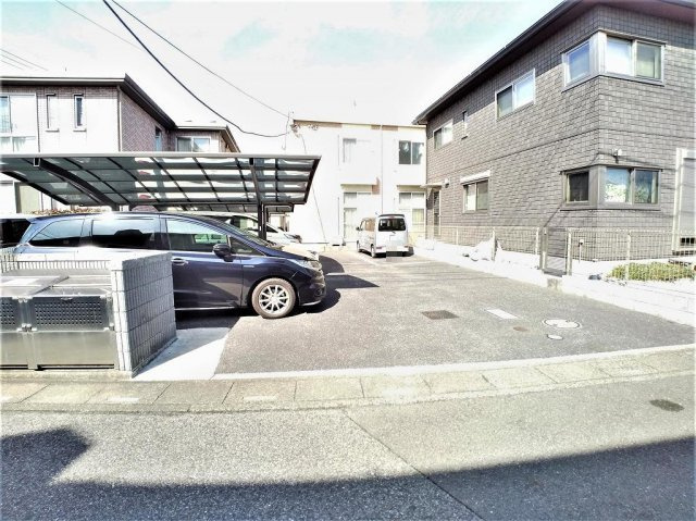 レオパレスアーバンコート東大沢の駐車場