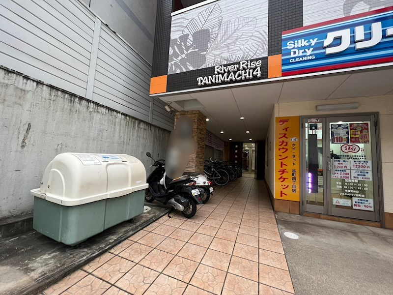 リバーライズ谷町4のエントランス