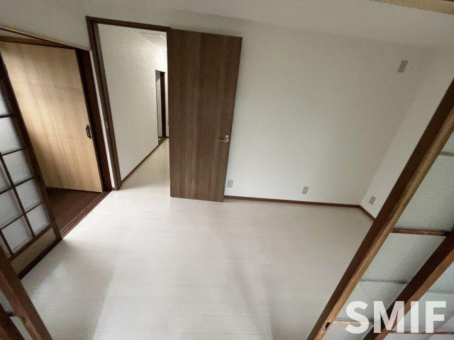 尼崎市西昆陽３丁目の一戸建ての内装|明るい室内です