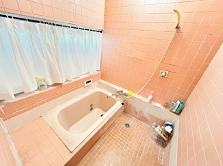 【浴室】 | 陽だまりの丘で育むあたたかな家族時間　菊池郡大津町大字大津 | 大きな窓のあるお風呂は明るく、ついつい昼間にお風呂に入りたくなりそうです♪