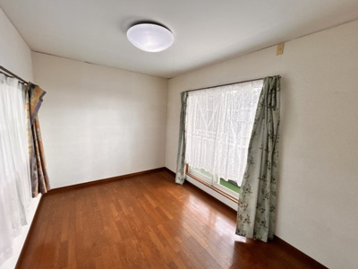 【洋室】 | 陽だまりの丘で育むあたたかな家族時間　菊池郡大津町大字大津 | 2階洋室。こちらも南側に向かって少し傾きがあります