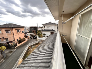 【バルコニー】 | 陽だまりの丘で育むあたたかな家族時間　菊池郡大津町大字大津 | 風通しの良い屋根付きベランダで洗濯物が干せます