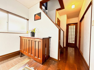 【玄関】 | 陽だまりの丘で育むあたたかな家族時間　菊池郡大津町大字大津 | 明るく見通しの良い玄関ホール。好きな絵を正面に飾れば帰りが楽しみになります