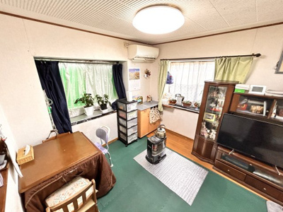 【居間・リビング】 | 陽だまりの丘で育むあたたかな家族時間　菊池郡大津町大字大津 | 明るいダイニングスペースはお好きなテーブルを自由に配置できる余裕あり♪