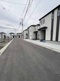 【前面道路含む現地写真】 | 川口市安行小山　全13棟 | きれいに舗装された前面道路です