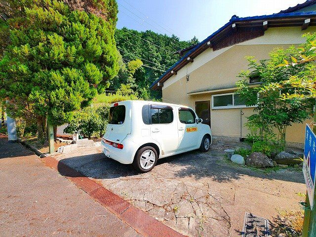 加茂町戸建の駐車場