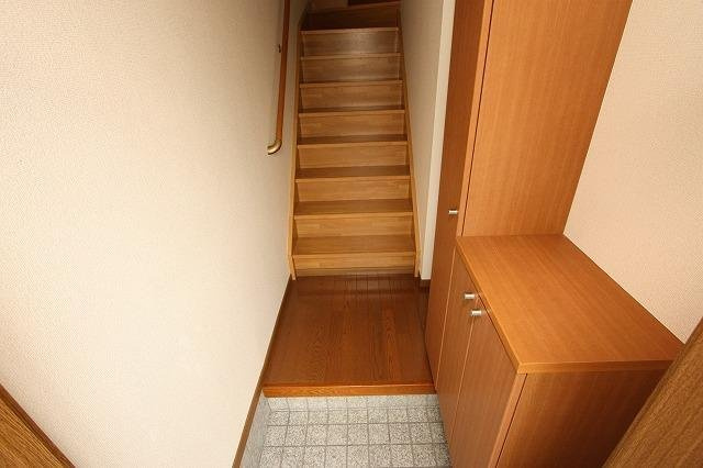 朝倉市古賀のアパートの玄関|明るい玄関です