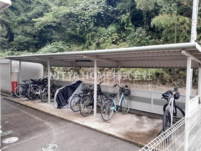 サンライズ福田Ｂのその他共用部分|屋根付きの駐輪場があります◎