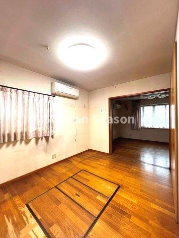 【現地画像あり】　伊勢原市高森台2丁目　中古戸建　58.90坪の居間・リビング|照明器具も設置され、新生活スタートもしやすいですね◎
