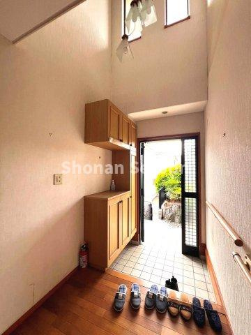 【玄関】 | 玄関を開けると開放的な吹き抜けが広がります！