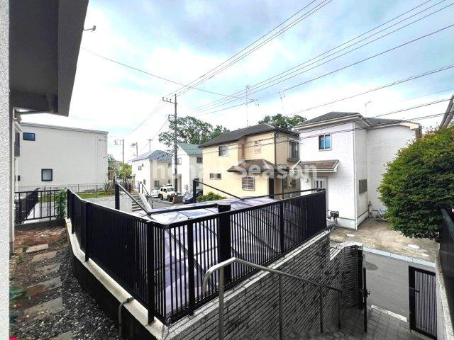 【現地画像あり】　伊勢原市高森台2丁目　中古戸建　58.90坪の展望|接道から高くなり、プライバシーを確保できます。