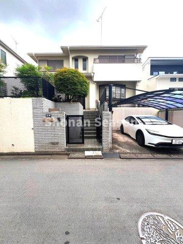 【外観】 | 雨からお車を守るカーポート付き！閑静な住宅地にあり、穏やかな暮らしができますよ。