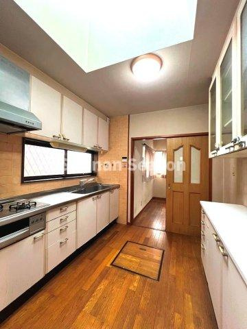 【現地画像あり】　伊勢原市高森台2丁目　中古戸建　58.90坪のキッチン|キッチン背面には、食器棚付き◎食器や調理器具もすっきり片付きます◎