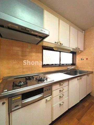 【現地画像あり】　伊勢原市高森台2丁目　中古戸建　58.90坪のキッチン|広々としたシンクや作業台、３口コンロでお料理効率もUPいたします。