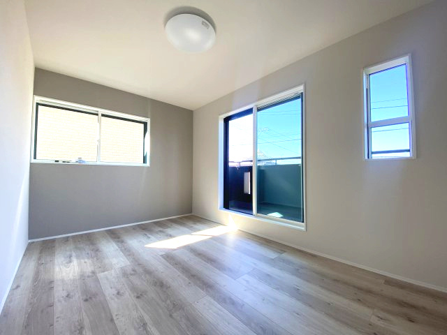 玉里団地1丁目　S-pacio A棟の洋室|バルコニーへ出入りできる洋室です。窓が多く明るく開放的なお部屋です。