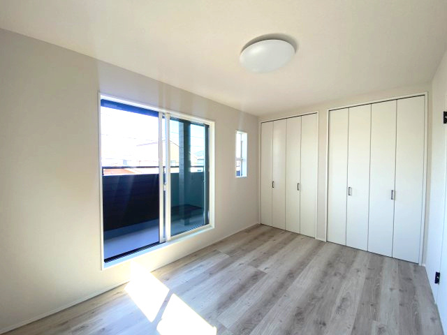 玉里団地1丁目　S-pacio A棟の洋室|主寝室にいかがでしょうか。収納も豊富♪クローゼットが2カ所あるのでご夫婦分けてお使い頂けます。
