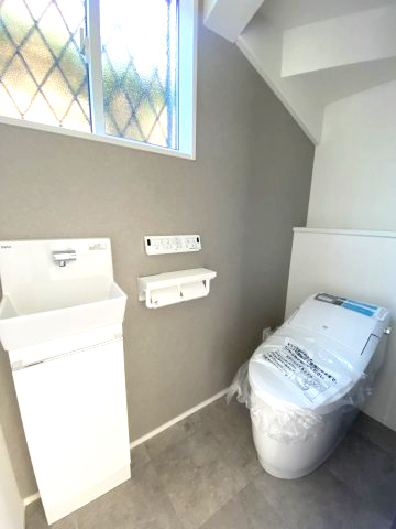 玉里団地1丁目　S-pacio A棟のトイレ|1階のトイレには独立した手洗い場付き。ちょっとした収納スペースもあるので掃除道具も整理できます。