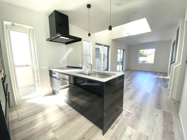 玉里団地1丁目　S-pacio A棟のキッチン|キッチンの色合いは映える内装です。