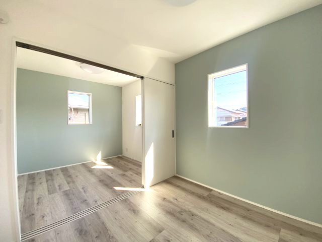 玉里団地1丁目　S-pacio A棟の洋室|お部屋を仕切れる間取りになっています。淡いブルーの内装がおしゃれです。