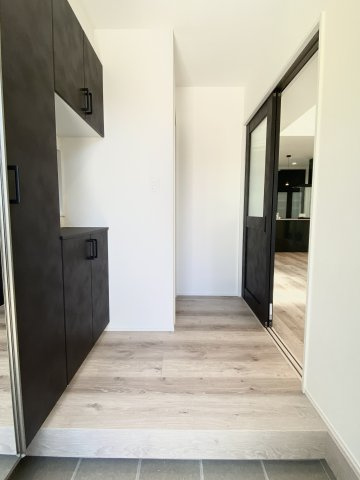 玉里団地1丁目　S-pacio A棟の玄関|姿見付きの下駄箱収納もあります。