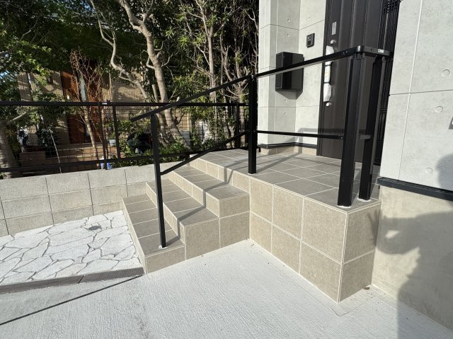 玉里団地1丁目　S-pacio A棟の前面道路含む現地写真|幅員7.9ｍとゆとりのある前面道路です。道路との段差もなくスムーズに駐車できます。