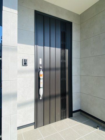 玉里団地1丁目　S-pacio A棟の玄関|タッチキー機能付きの玄関ドアです。タッチ一つの解錠することができます。