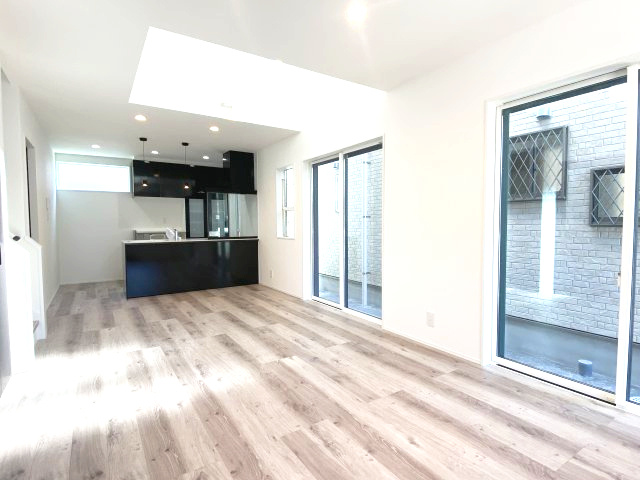 玉里団地1丁目　S-pacio A棟の居間・リビング|吹抜けで明るいリビングはお子様が走り回っても十分な広さです。