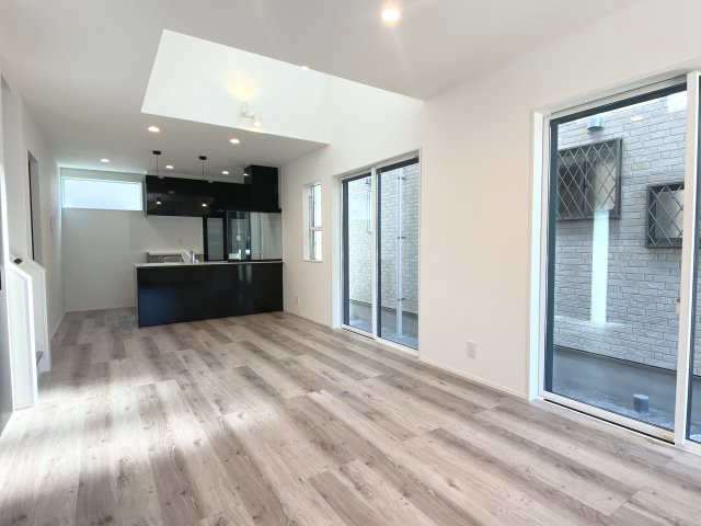 玉里団地1丁目　S-pacio A棟の居間・リビング|吹抜けで明るいリビングはお子様が走り回っても十分な広さです。