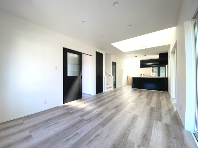 玉里団地1丁目　S-pacio A棟の居間・リビング|17.5帖のゆとりのあるリビングです。