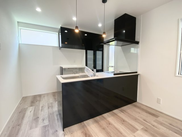 玉里団地1丁目　S-pacio A棟のキッチン|オープンフラットシステムキッチンです。リビングが見渡せてお子様を見ながら家事ができます。