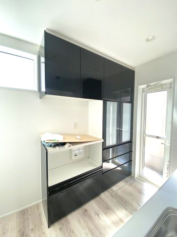 玉里団地1丁目　S-pacio A棟のキッチン|食器や家電製品も収納できるカップボード付き。