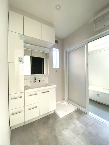 玉里団地1丁目　S-pacio A棟の洗面所|システム収納洗面化粧台です。ワンタッチで開閉できるキャビネットなど収納の豊富さが嬉しい洗面台です。