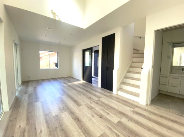 玉里団地1丁目　S-pacio A棟の居間・リビング|吹抜けで明るいリビングです。リビング階段採用。