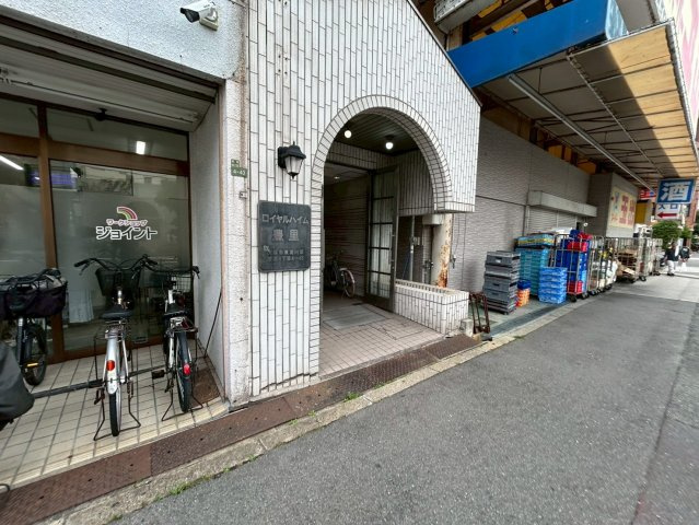 ロイヤルハイム豊里のエントランス