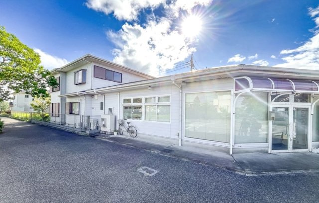 茂原市緑ヶ丘3　中古店舗付戸建の外観|（居宅+店舗+貸駐車場）店舗駐車場3台込月143,000円賃貸中  合計10台分あり 