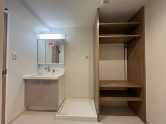 【ランドリースペース】 | ライオンズマンション北鈴蘭台第2 | 収納棚があるので、タオルなど収納でき便利にお使い頂けます。