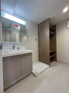 【独立洗面台】 | ライオンズマンション北鈴蘭台第2 | シャワー付きなので朝の忙しい時間帯も支度に助かりますね。