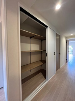 【収納】 | ライオンズマンション北鈴蘭台第2 | 廊下にある収納です。中の棚は可動式になっているので用途に応じて使い分けできるので便利ですね。