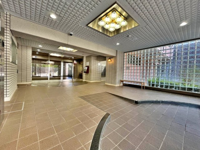 【エントランス】 | ライオンズマンション北鈴蘭台第2 | エントランスも明るく広いので開放感があります。