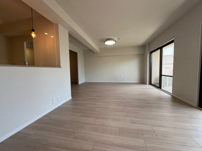 【居間・リビング】 | ライオンズマンション北鈴蘭台第2 | 南向きバルコニーで陽当り・通風良好です。