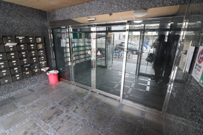 【エントランス】 | クイーンライフIMAZU | 建物の内部です