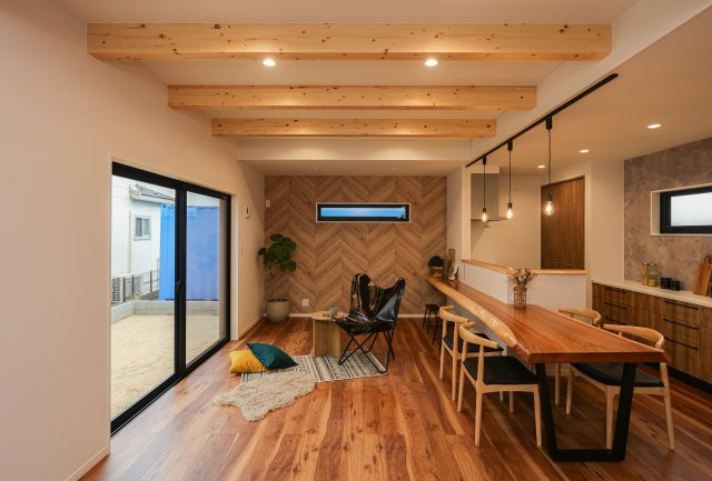 守山市播磨田町　天然木ガレージハウス建売モデルの居間・リビング|大きな掃き出し窓でお庭を眺めることができます