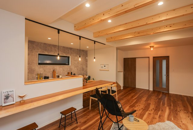 守山市播磨田町　天然木ガレージハウス建売モデルの居間・リビング