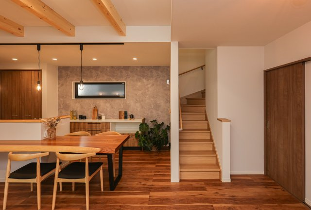 守山市播磨田町　天然木ガレージハウス建売モデルの居間・リビング|家族のコミュニケーションが増えるリビング階段です