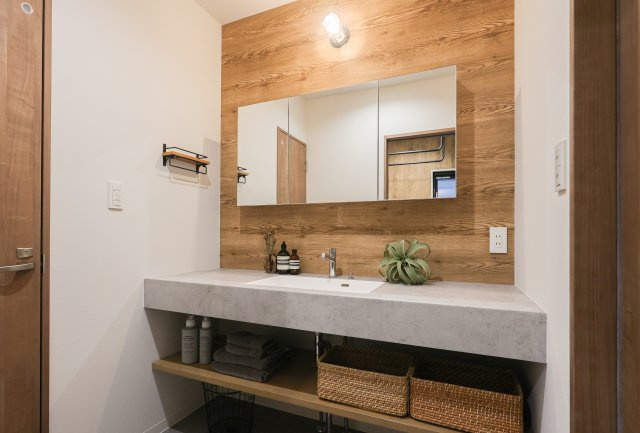 守山市播磨田町　天然木ガレージハウス建売モデルの洗面所|アイカ工業の洗面台です。広いカウンターで2人並んで準備ができます♪
3面鏡の裏は全て収納、コンセント付きです