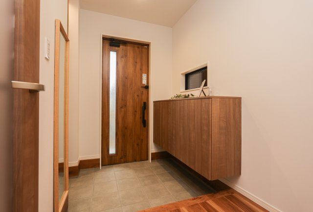 守山市播磨田町　天然木ガレージハウス建売モデルの玄関|シューズクローゼット(ハンガーパイプと可動棚付き)とシューズボックスで沢山収納ができる玄関です。